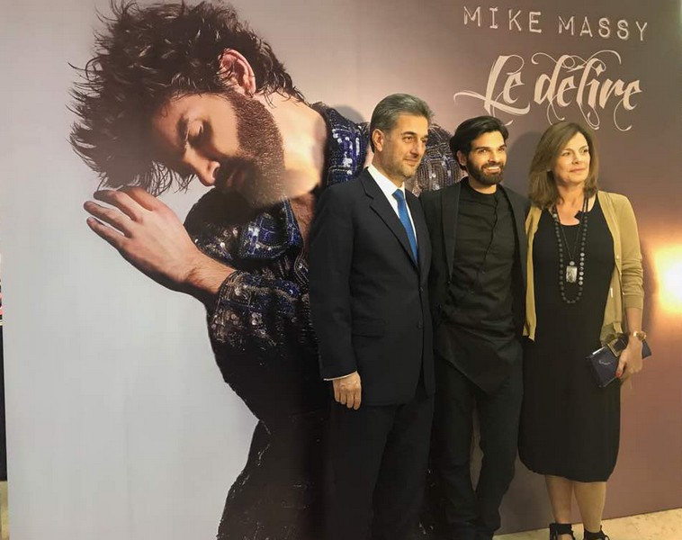 Mike Massy signs Le Délire surrounded by his fans and the press